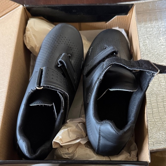 Sleek Black Athletic Shoes for Men - Picture 1 of 6
